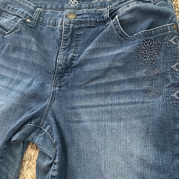 New Directions Plus Size 16 Girlfriend Jeans Stretch Embroidered Crop Ankle EUC - Picture 7 of 16